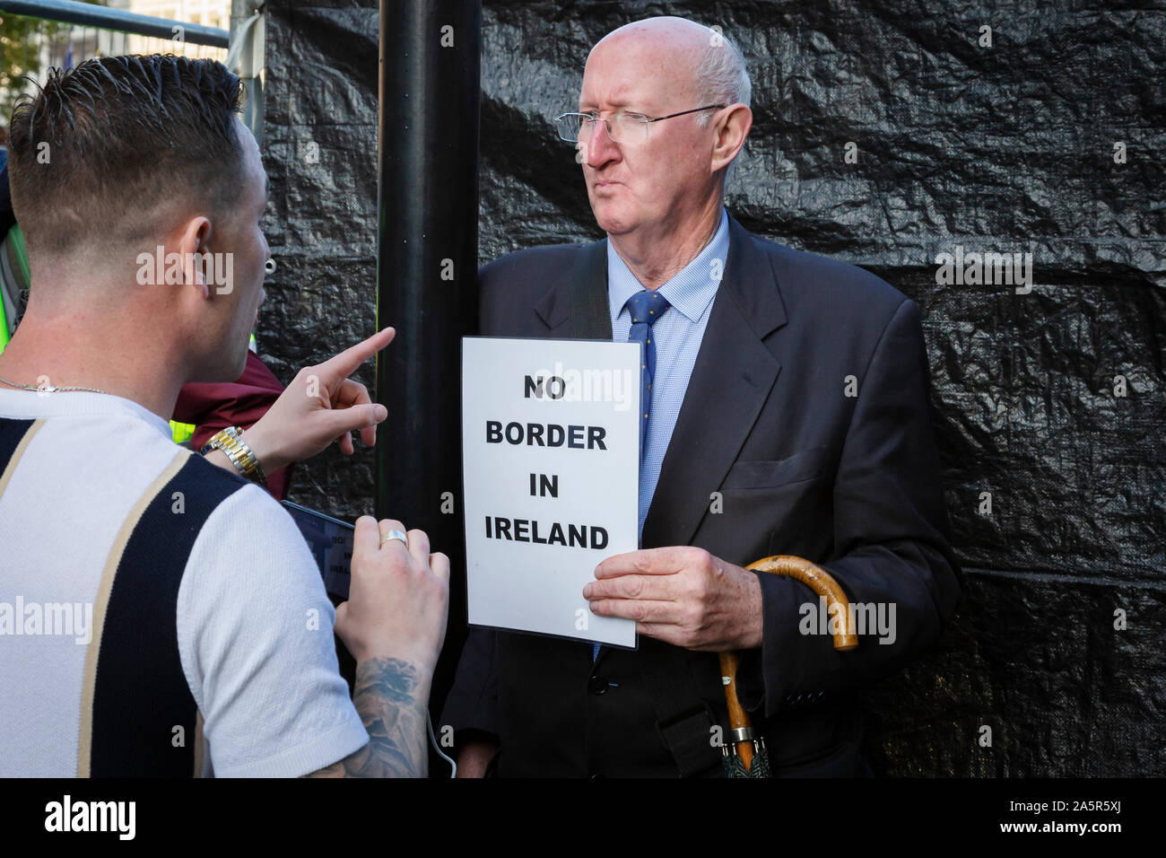 I manifestanti a discutere durante la London anti brexit marzo Foto Stock