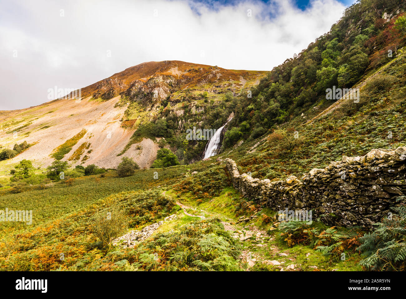 Lunga vista di Aber Falls, Abergwyngregyn, Snowdonia National Park, North Wales, Regno Unito Foto Stock