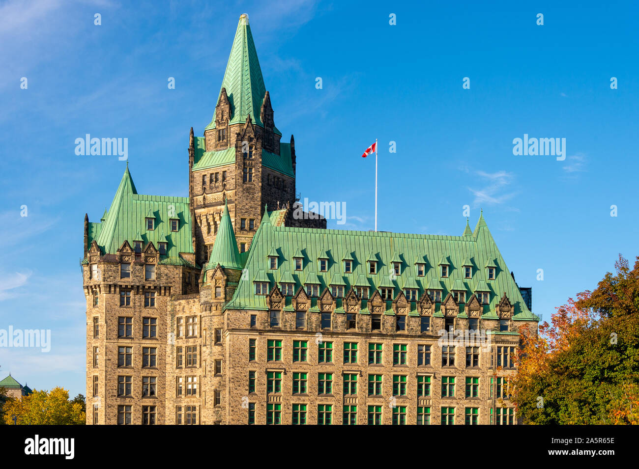 Ottawa, CA - 9 Ottobre 2019: Confederazione edificio sulla collina del Parlamento nella stagione autunnale Foto Stock