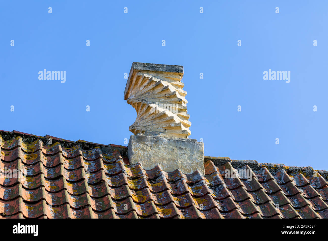 Ritorto ciminiera in mattoni su un tetto di tegole; Dragør, Danimarca Foto Stock