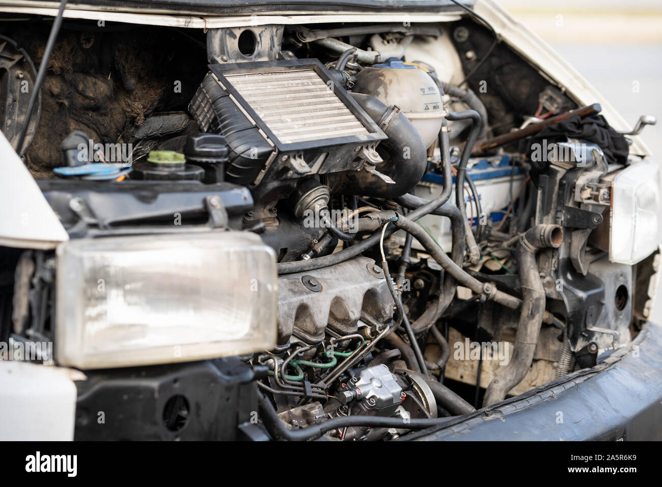 Automobile è in attesa per la riparazione o il controllo con cappa aperta in garage. Foto Stock