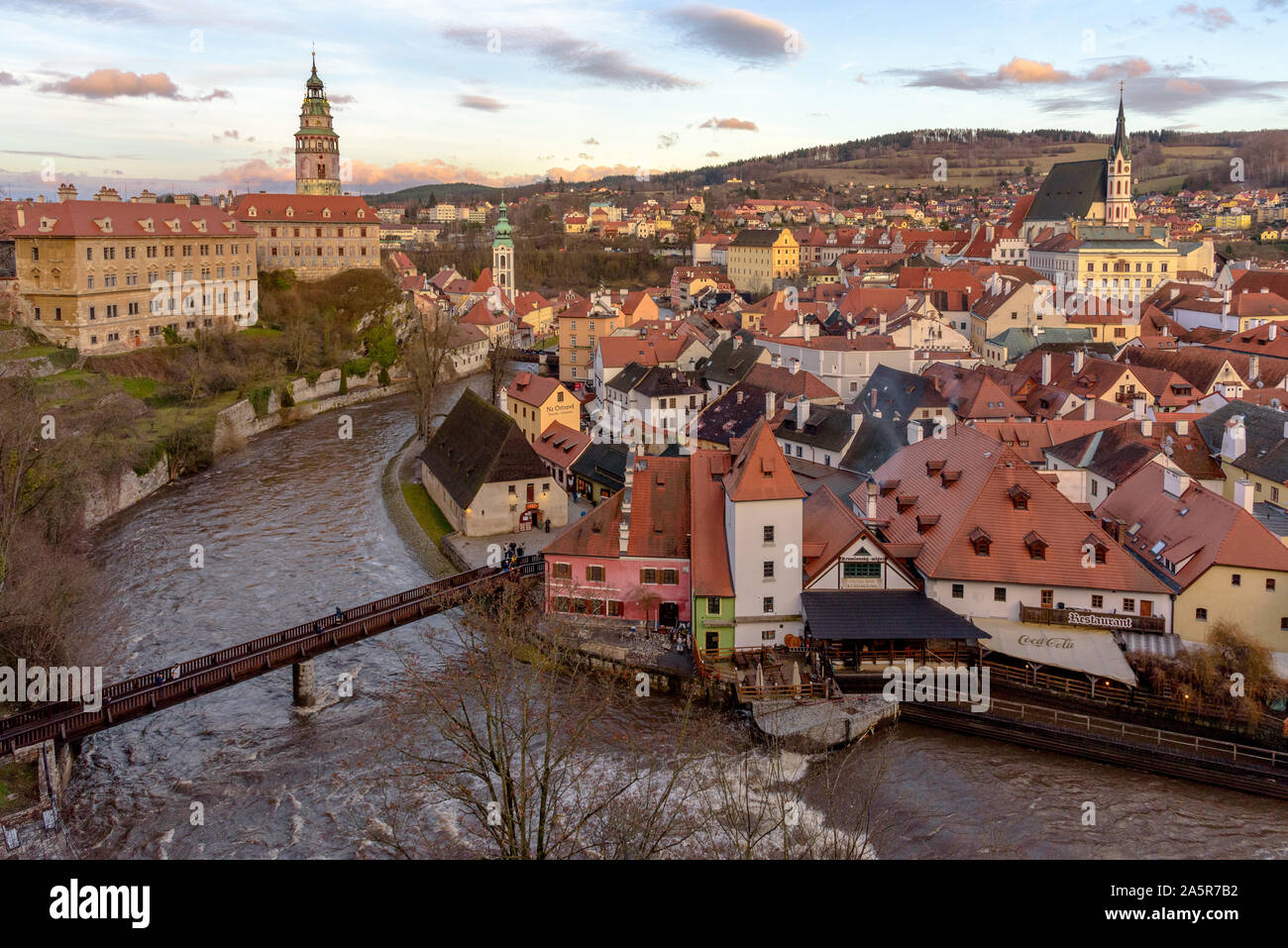 Il fiume Moldava che corre attraverso Cesky Krumlov in un assolato pomeriggio invernale Foto Stock