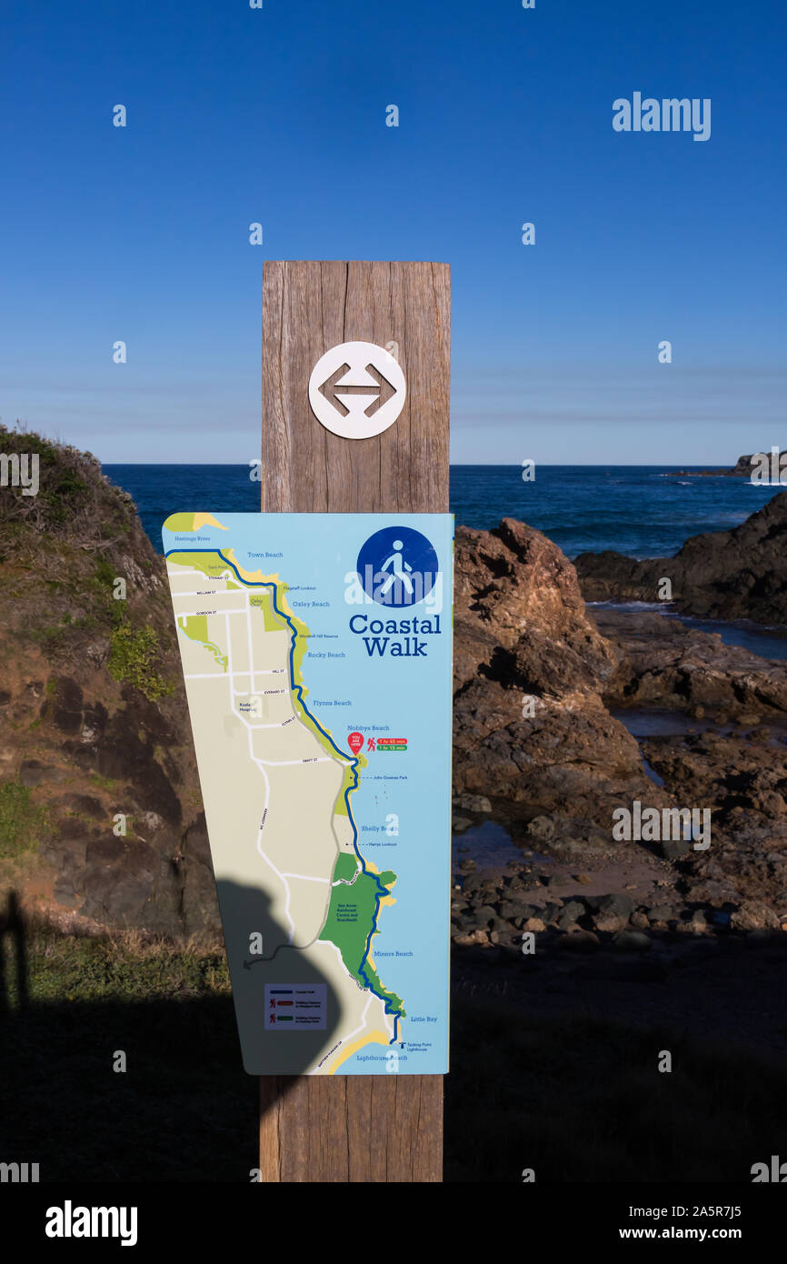 Nobbys Beach, Port Macquarie, un cane locale friendly spiaggia. Spiaggia segnaletica mostra costale a piedi. Foto Stock