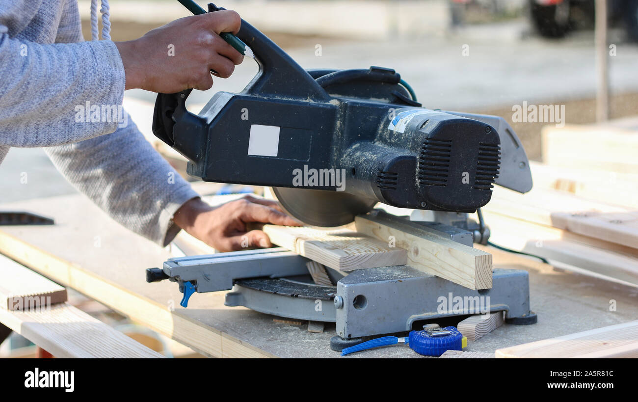 Lavoratore del legno da taglio con sega circolare (softwood) Foto Stock