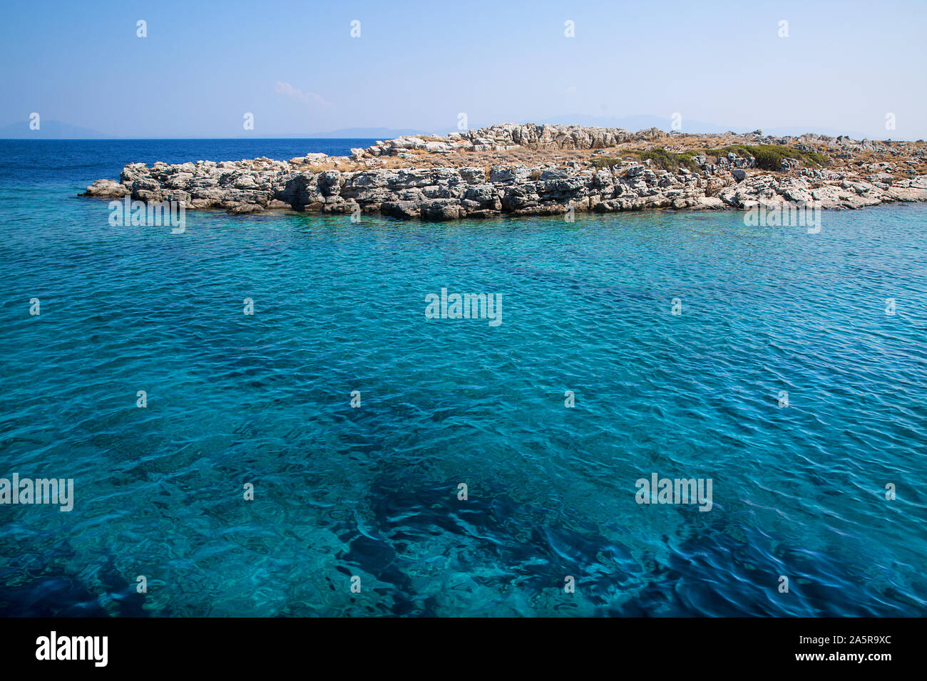 Turquose acqua e terra disabitata nel mezzo del mare (oceano). Foto Stock