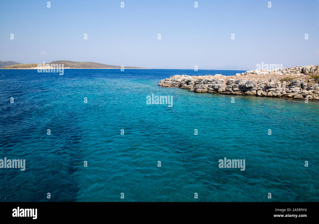 Il blu acquamarina acqua del mar Mediterraneo, l'Europa. Vicino a Turchia e Grecia (Kos) coste. Foto Stock
