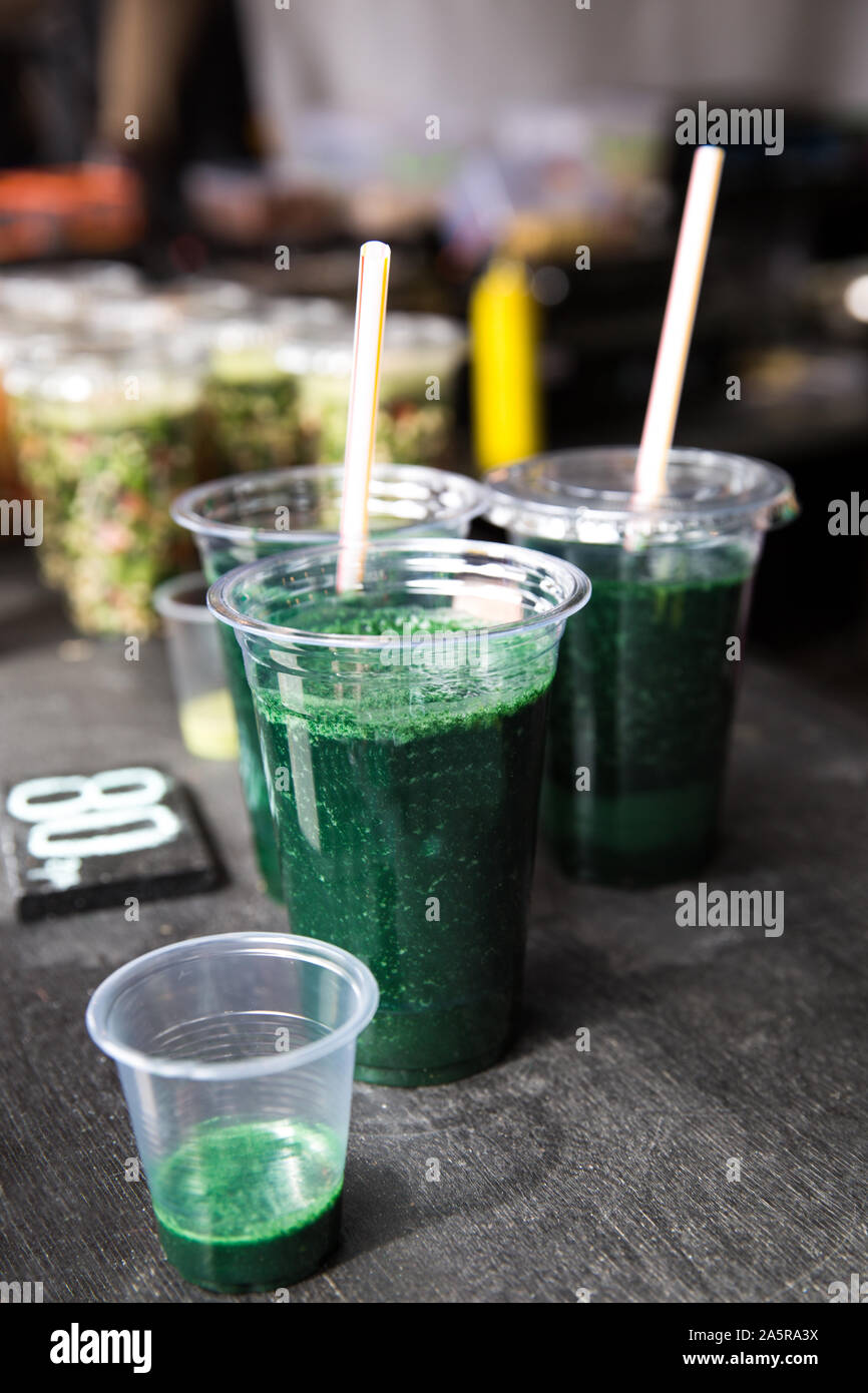 Verde cocktail frullato con spirulina, clorella e alga azzurra su sfondo di legno. Una sana veggy estate detox cibo. Foto Stock