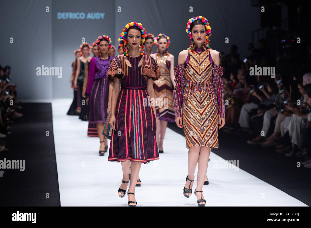Jakarta, Indonesia. 22 ottobre, 2019. I modelli presenti creazioni da Defrico Audi durante il Jakarta Fashion Week di Jakarta, Indonesia, Ottobre 22, 2019. Credit: Veri Sanovri/Xinhua/Alamy Live News Foto Stock