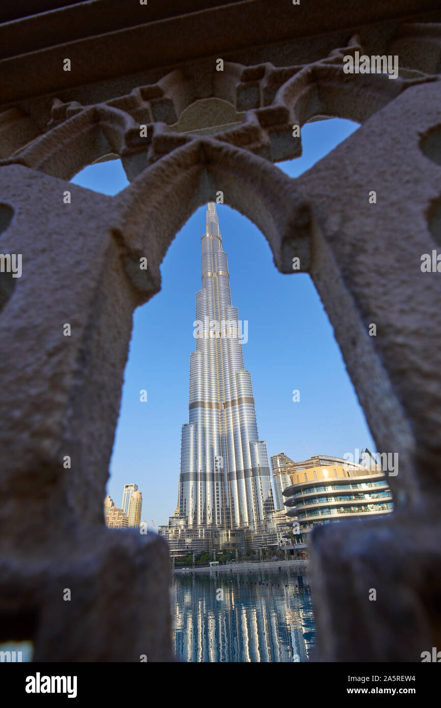 Il Burj Khalifa inquadrata con la recinzione, Dubai, Emirati Arabi Uniti Foto Stock
