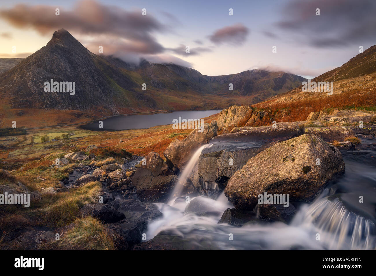 Vista sul monte Tryfan nel Parco Nazionale di Snowdonia, Galles - REGNO UNITO Foto Stock