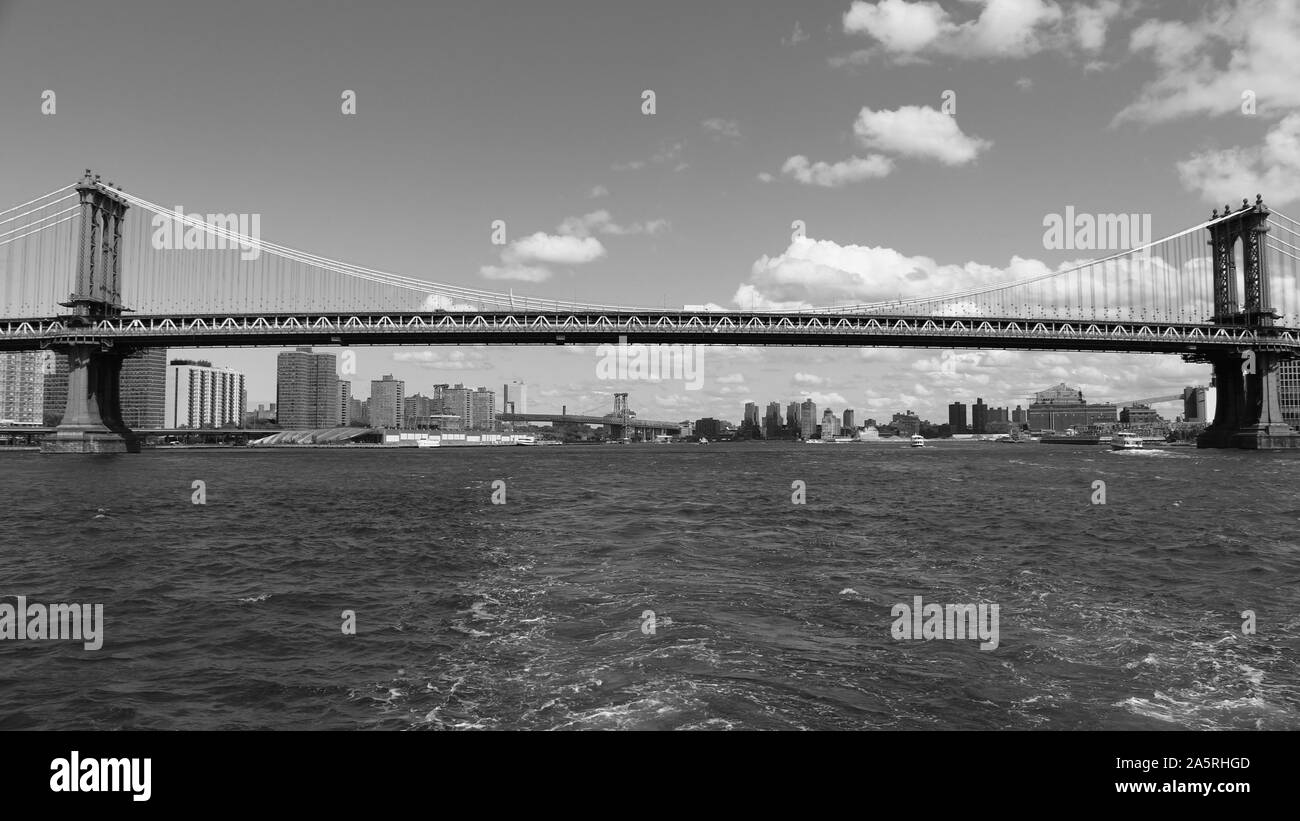 Il ponte di Manhattan a New York City, che attraversa la East River e collega i quartieri di Manhattan e Brooklyn. Foto Stock