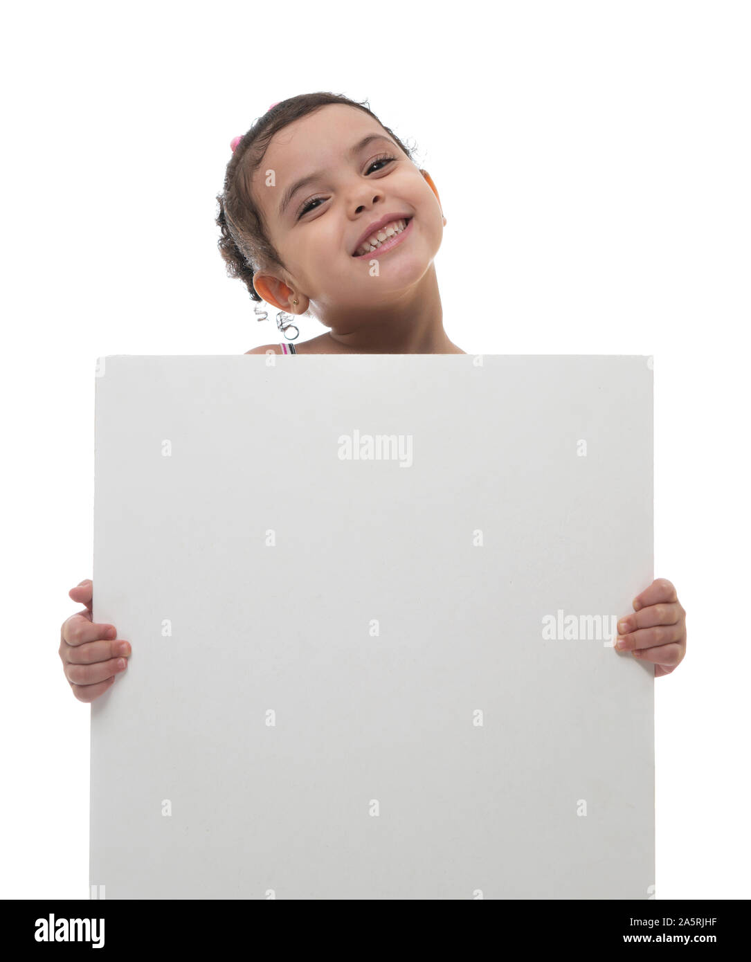 Giovane ragazza sorridente Holding lavagna bianca con la copia in bianco di spazio, concetto di pubblicità Foto Stock