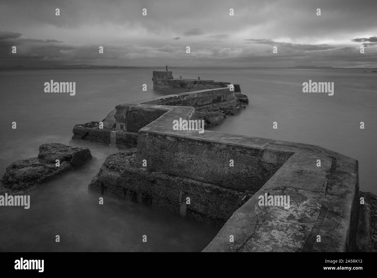 In bianco e nero di St Monans molo a zig-zag in Fife, Scozia Foto Stock