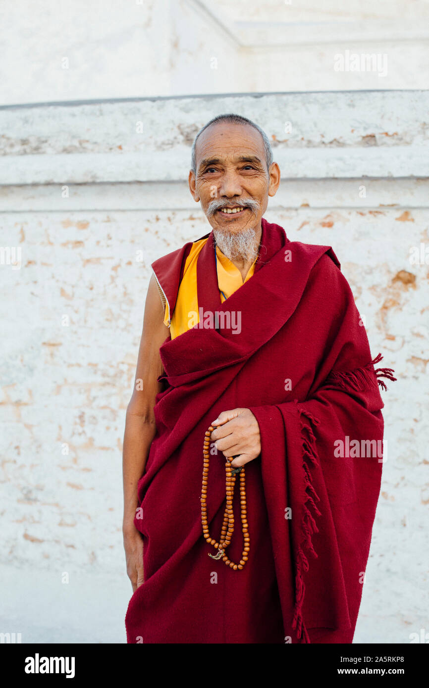 Un monaco buddista a Boudhanath Stupa di Kathmandu, Nepal. Foto Stock