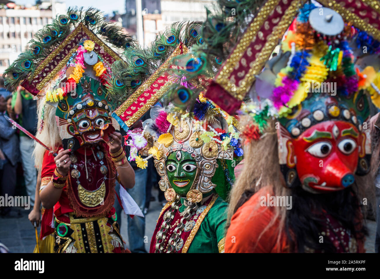 Nepalesi tradizionali maschere e costumi alla sfilata a Kathmandu. Foto Stock