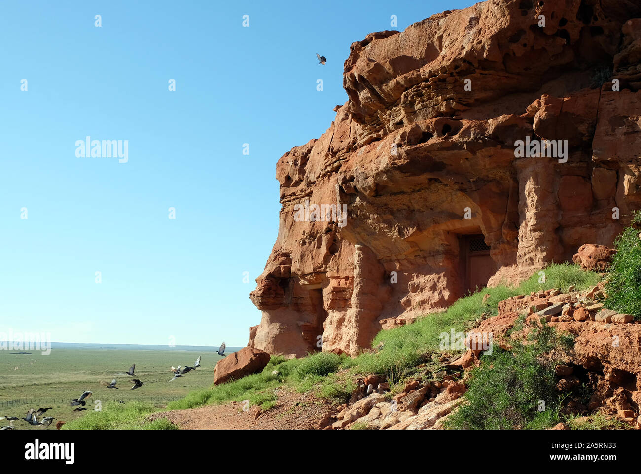 Hohhot. 4 Sep, 2018. Foto scattata il 7 settembre 4, 2018 mostra la Arjai Grotte Otog Banner di Ordos, nel nord della Cina di Mongolia Interna Regione Autonoma. Il patrimonio culturale dei lavoratori ha lanciato un programma per il restauro degli affreschi del 1600-anno-vecchio Arjai le grotte in agosto 2018. Da adesso, il rinforzo di roccia delle grotte è stato quasi fatto con tutto il programma prevede di terminare nel 2021 secondo l'amministrazione. Credito: Jia Lijun/Xinhua/Alamy Live News Foto Stock