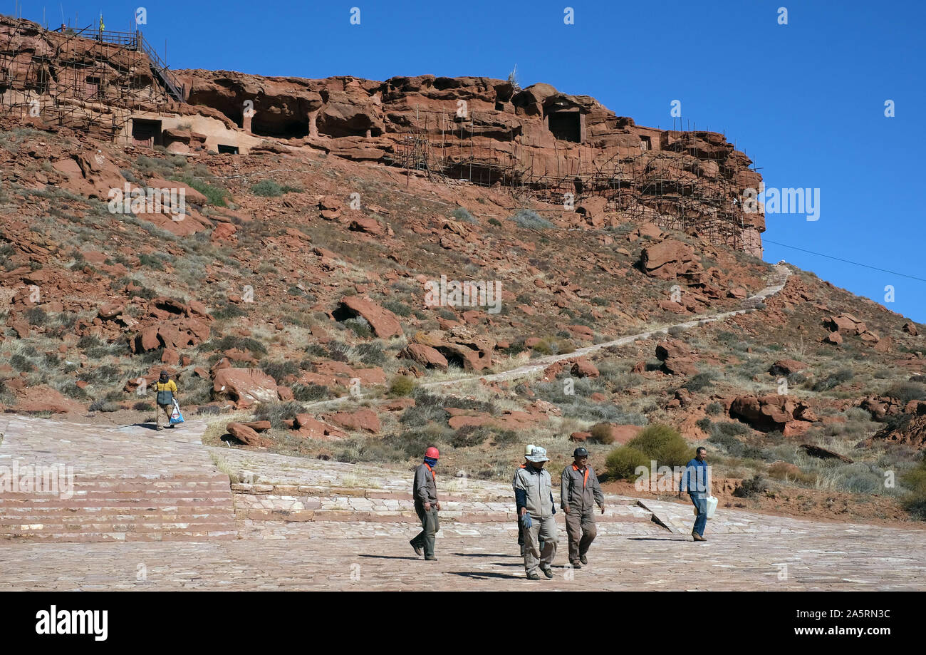 Hohhot. Xvii oct, 2019. Foto scattata il 17 ottobre, 2019 mostra la Arjai Grotte sotto il rinforzo in Otog Banner di Ordos, nel nord della Cina di Mongolia Interna Regione Autonoma. Il patrimonio culturale dei lavoratori ha lanciato un programma per il restauro degli affreschi del 1600-anno-vecchio Arjai le grotte in agosto 2018. Da adesso, il rinforzo di roccia delle grotte è stato quasi fatto con tutto il programma prevede di terminare nel 2021 secondo l'amministrazione. Credito: Jia Lijun/Xinhua/Alamy Live News Foto Stock