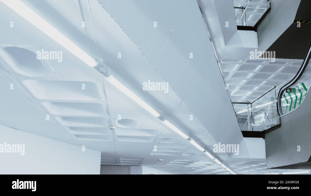 Tetto bianco di un edificio parcheggio Foto Stock