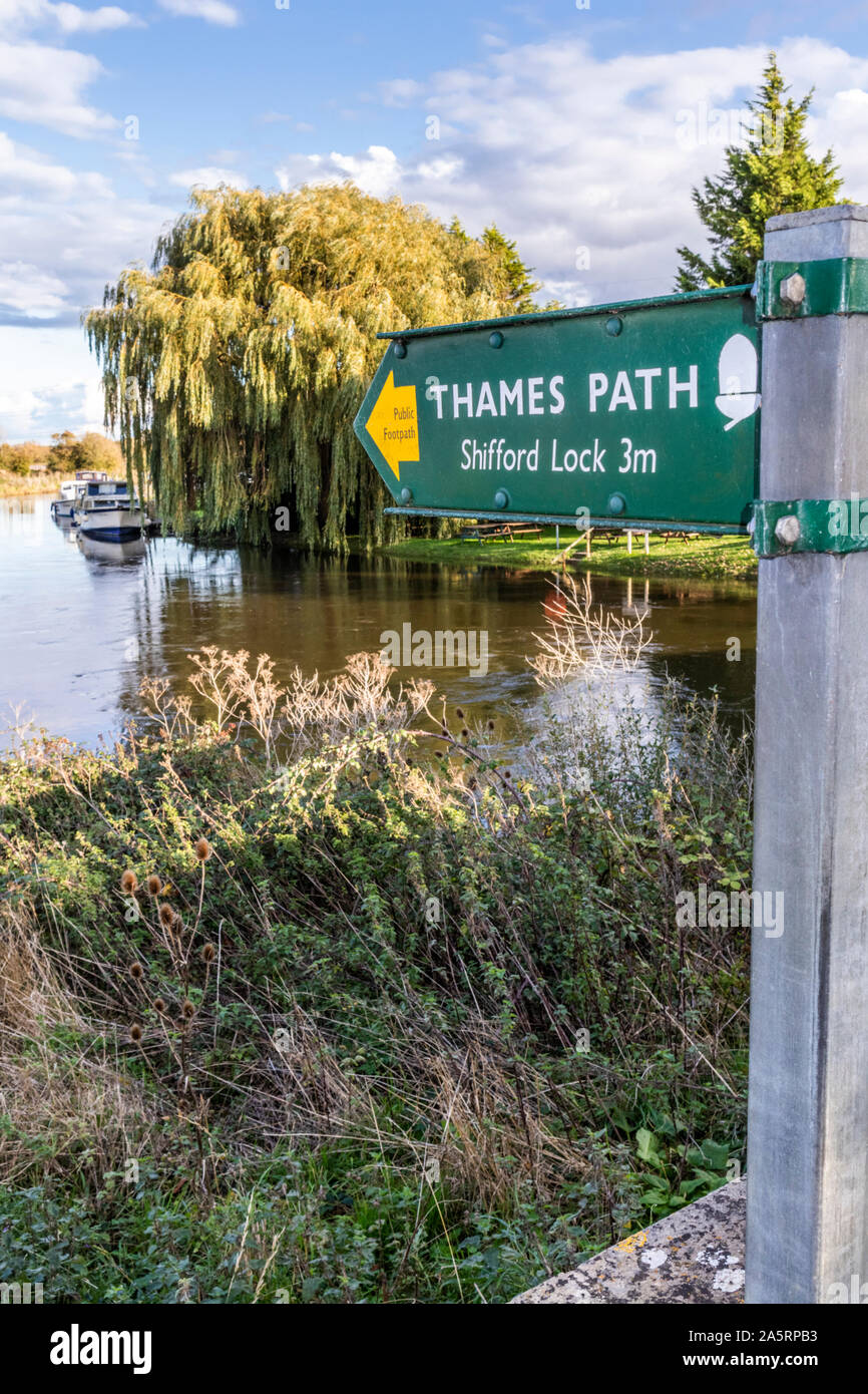 Un segno per il Thames Path National Trail accanto al Fiume Tamigi a Tadpole ponte vicino a Bampton, Oxfordshire, Regno Unito Foto Stock