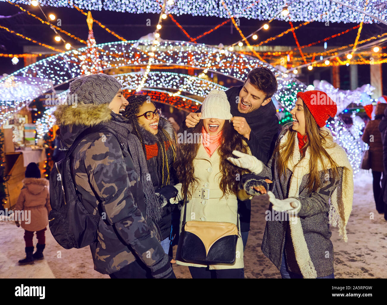 Gente allegra sulla Fiera di Natale in inverno Foto Stock