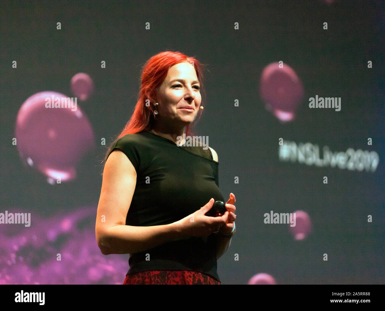 A dieci anni di distanza da rendere il suo punto di riferimento BBC2 serie, l'incredibile viaggio umano, professore Alice Roberts esplora le ultime conoscenze acquisite nella colonizzazione del globo da parte di nostri antichi antenati, sul palco principale al New Scientist Live Foto Stock