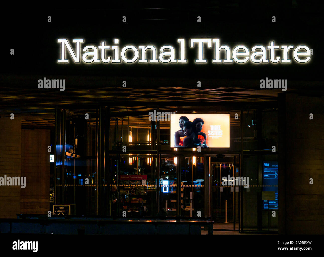 Teatro Nazionale entrata di notte, South Bank di Londra, England, Regno Unito Foto Stock
