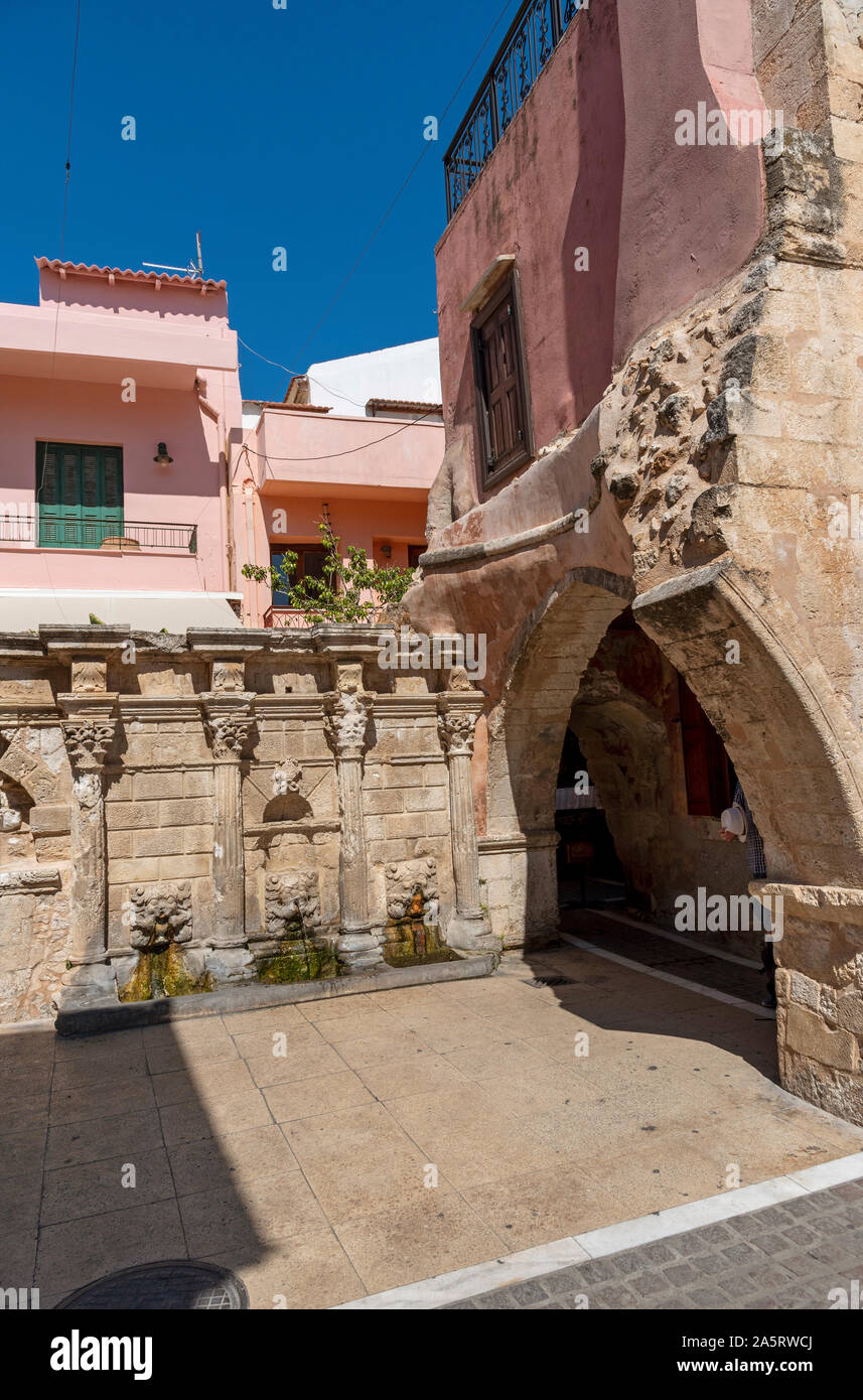 Rethimno, Creta, Grecia. Ottobre 2019. L'antica fontana Rimondi nell'area della città vecchia di Rethymno, Creta Foto Stock
