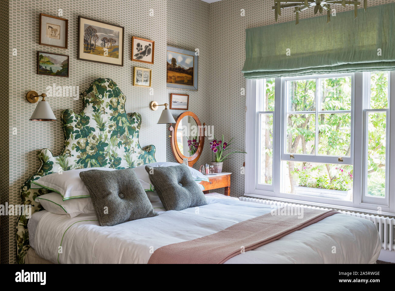 Testiera floreali a finestra aperta in terrazza Vittoriana rinnovo Foto Stock