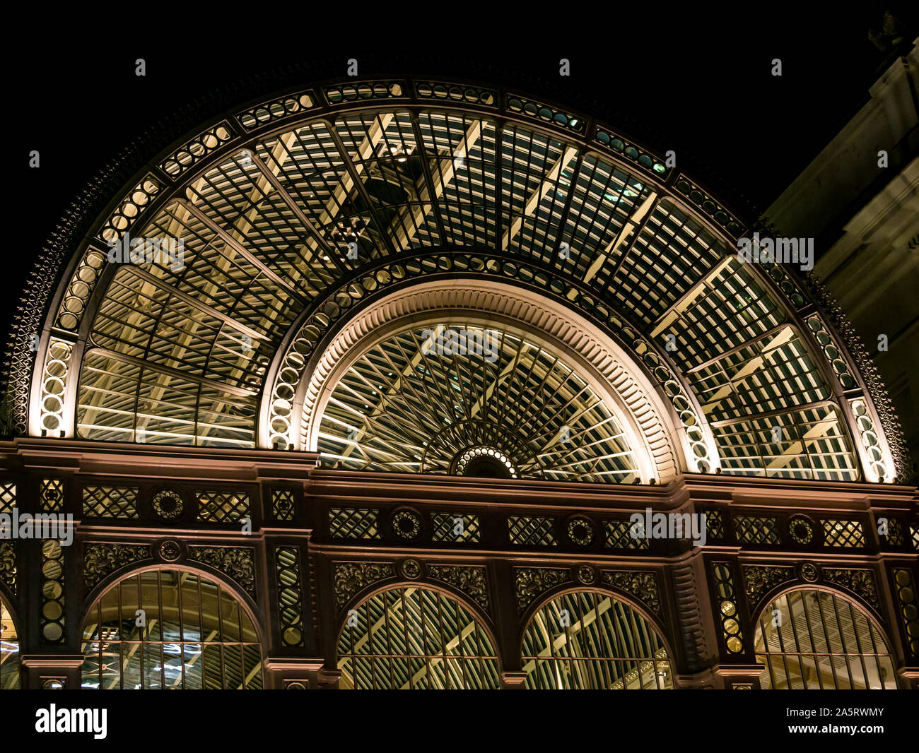 Ornano la facciata di vetro, Royal Opera House Bow Street, London, England, Regno Unito Foto Stock
