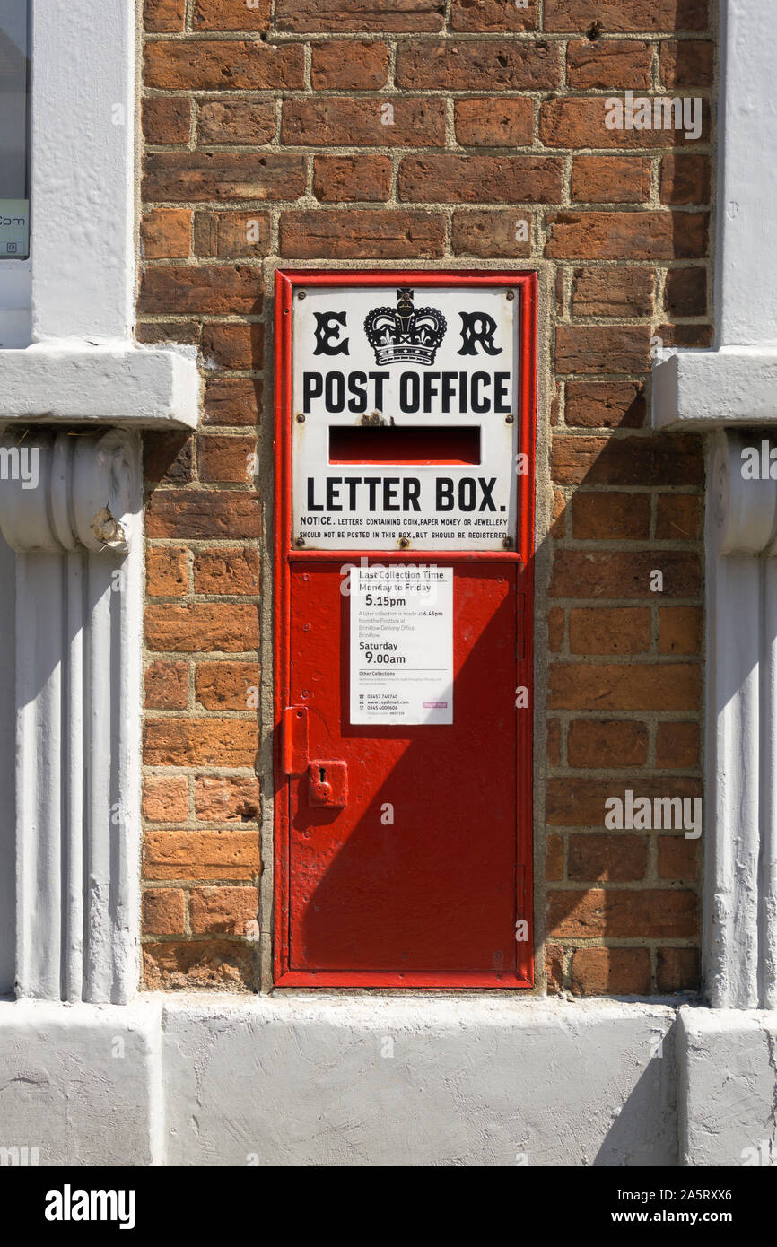 Montato a parete Edward VII post box, High Street, Woburn, Bedfordshire, Regno Unito Foto Stock