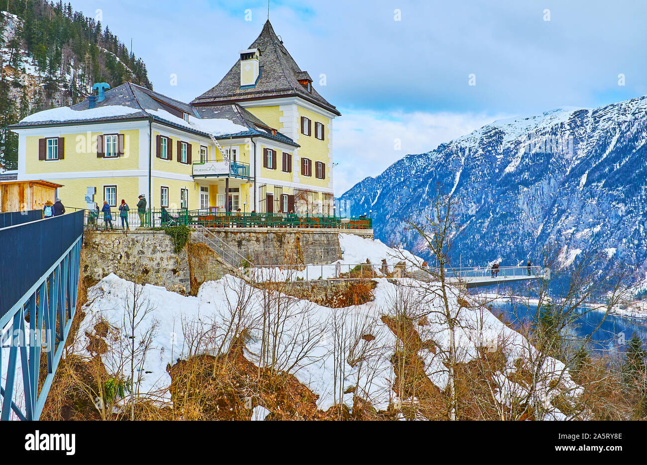 HALLSTATT, Austria - 25 febbraio 2019: Ristorante con terrazza panoramica, situato sulla sommità del monte Salzberg e vanta la vista sulla città, Hallstatte Foto Stock