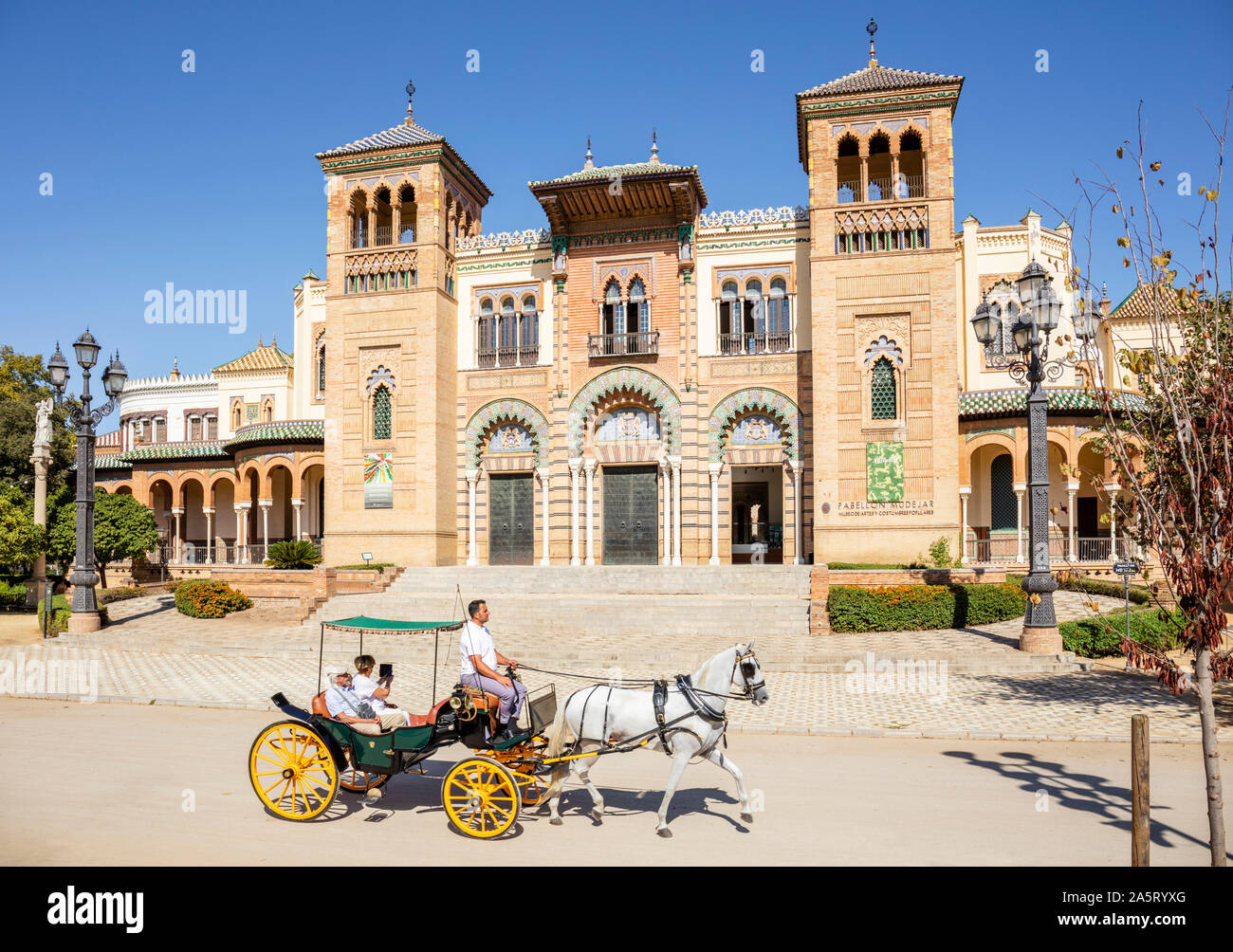 I turisti di Siviglia in carrozza fuori dal Museo delle Arti e Tradizioni popolari Siviglia Siviglia Spagna siviglia Andalusia Spagna UE Europa Foto Stock