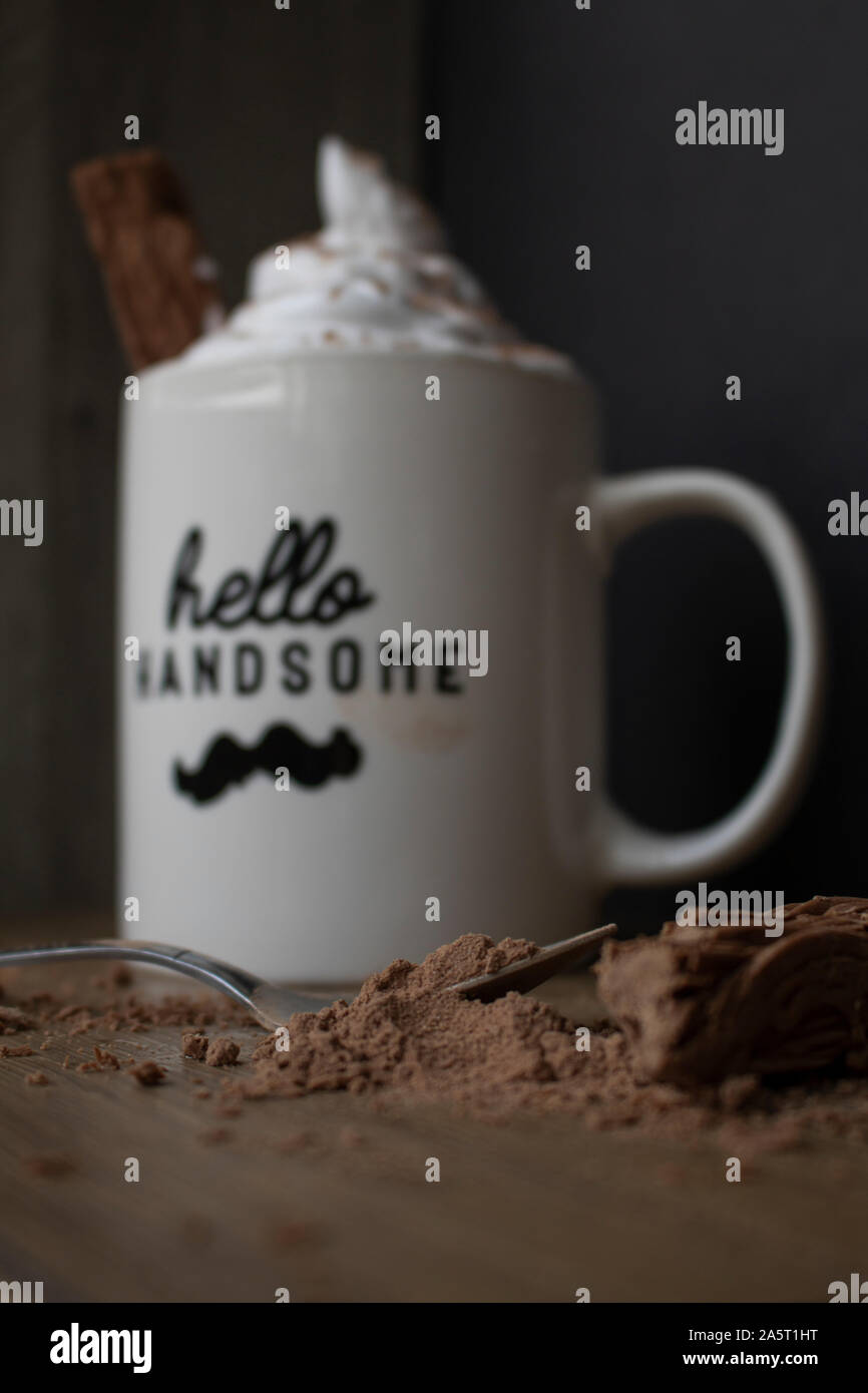 Cioccolata calda con cioccolato in polvere Foto Stock