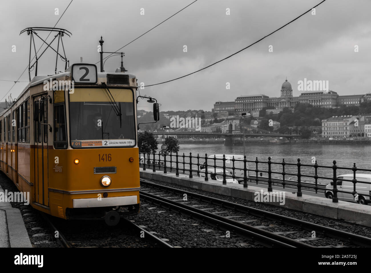 Un colore immagine selezionata del pittoresco tram numero 2, in Budapest. Foto Stock