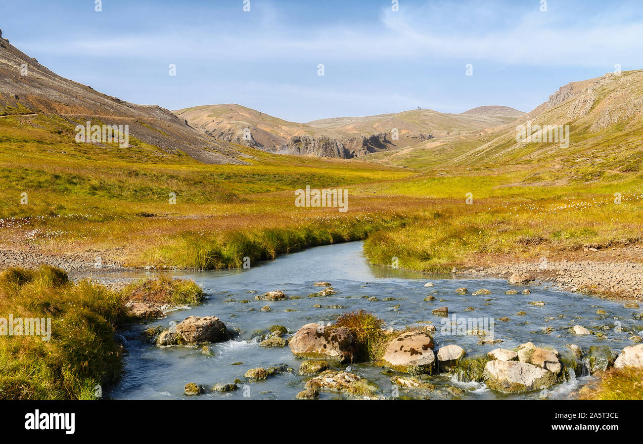 Fiume attraverso Reykjadalur primavera calda area in Islanda Foto Stock