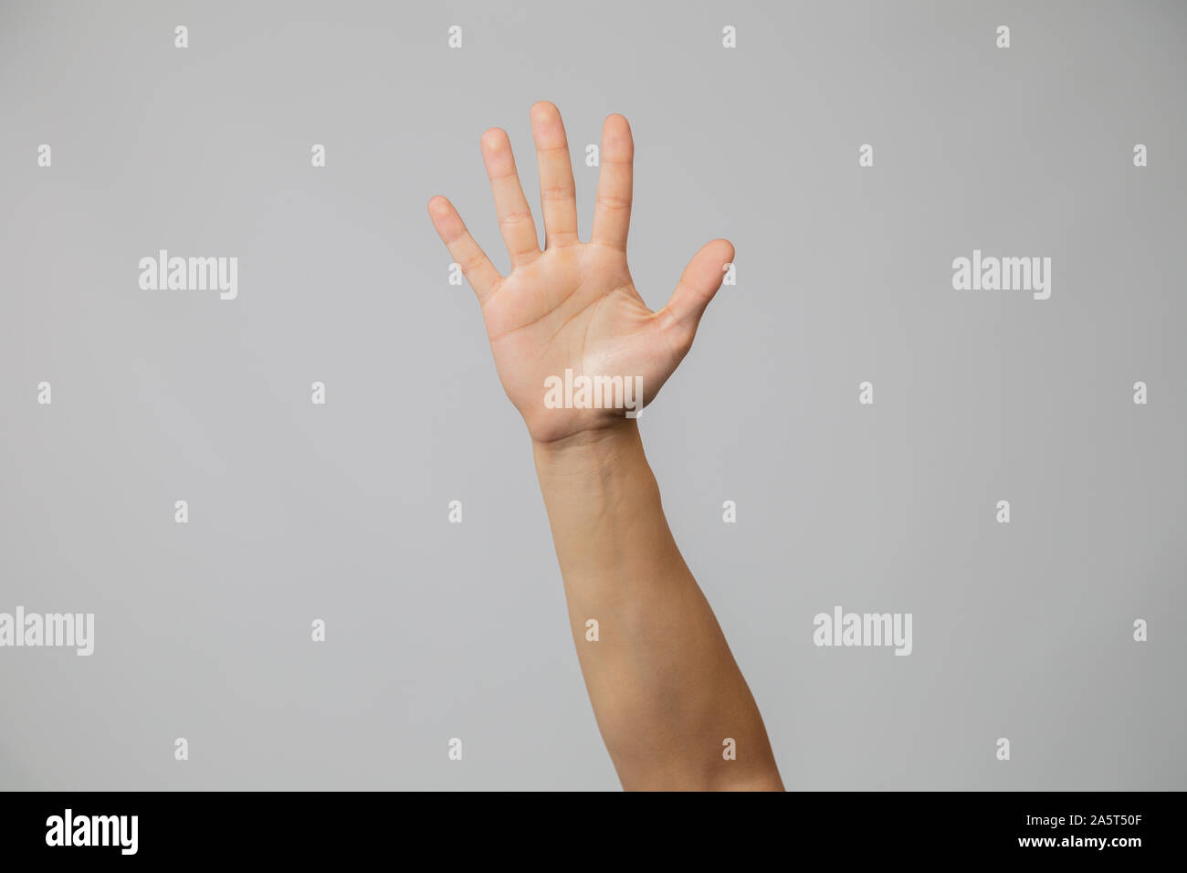Riproduzione a mano con le dita in studio con sfondo grigio Foto Stock