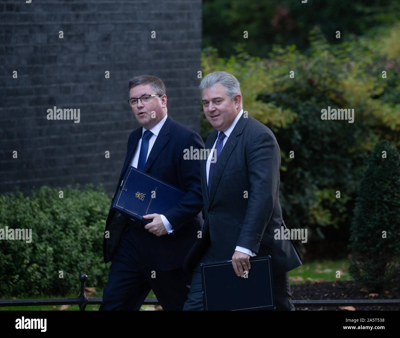 Robert Buckland, Lord Cancelliere e segretario di Stato per la giustizia e Brandon Lewis, Ministro di Stato per la sicurezza di arrivare a Downing Street. Foto Stock