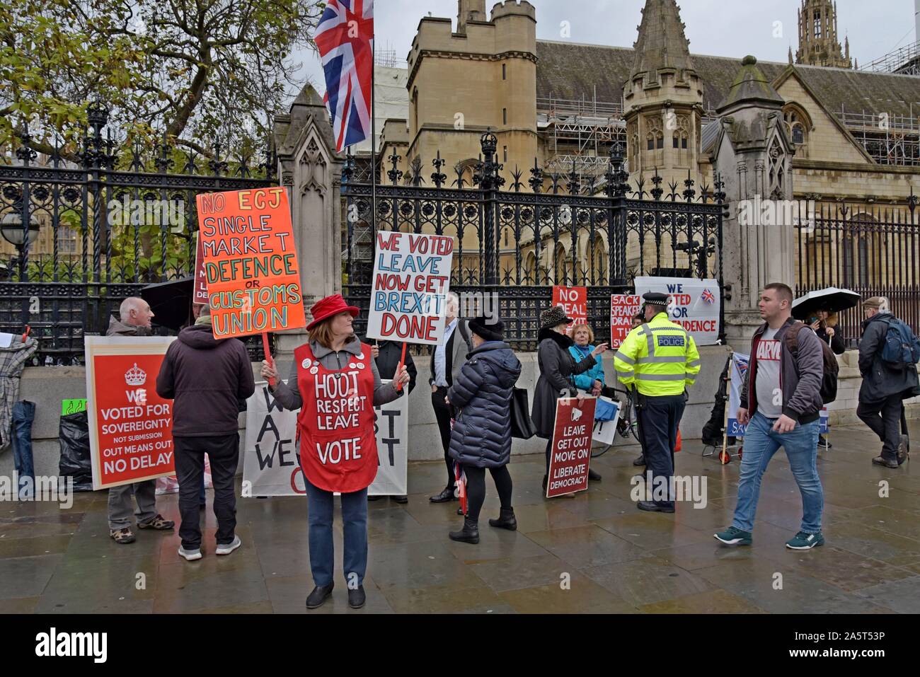 Brexit lasciare gli attivisti al di fuori del Palazzo di Westminster in discussione con la polizia come MP di continuare a discutere Brexit. Il 21 ottobre 2019 Foto Stock