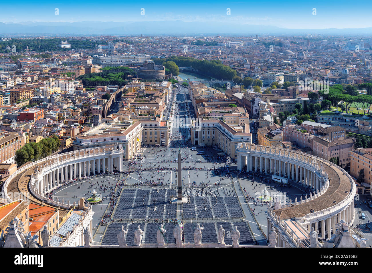 Piazza San Pietro in Vaticano e il paesaggio urbano in Roma, Italia Foto Stock