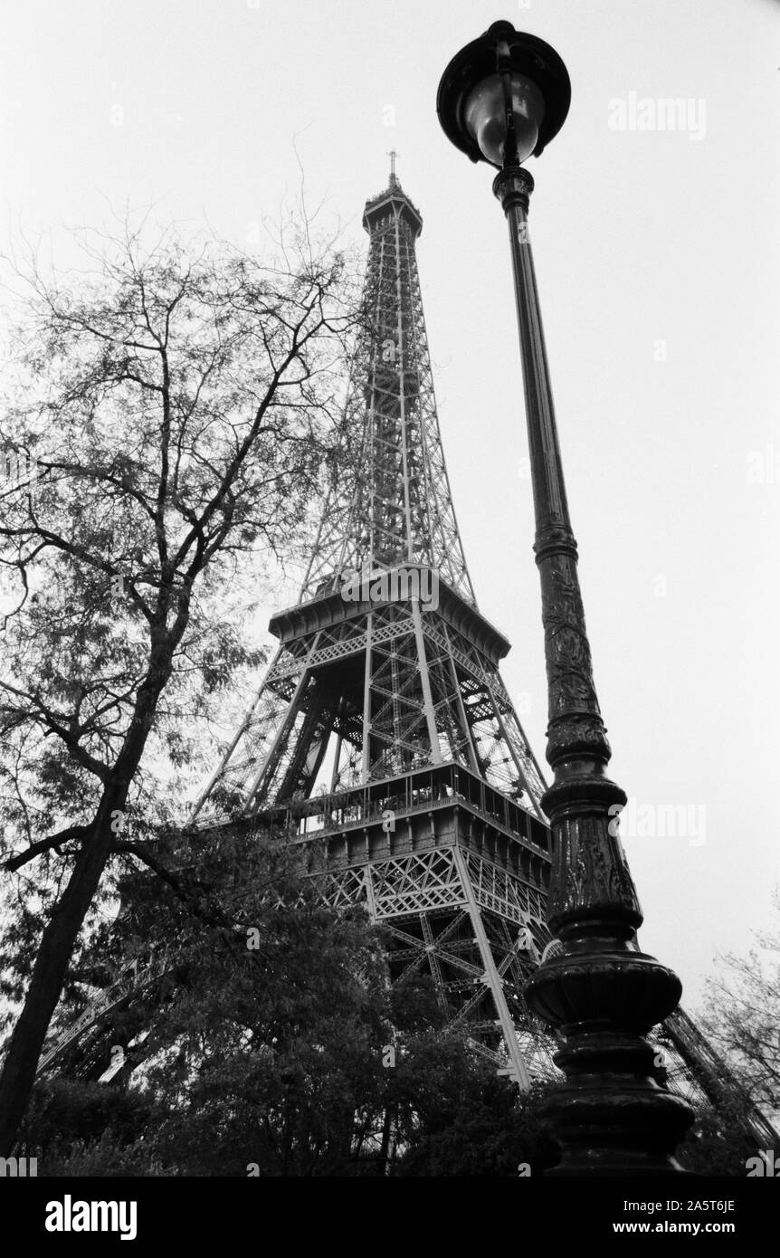 La Torre Eiffel dalla Champs de Mars Foto Stock
