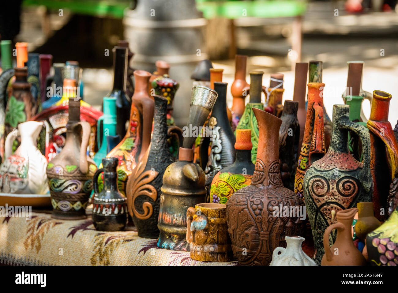 In casa bottiglie da argilla di vino in un mercato di strada,Signagi, Georgia Foto Stock