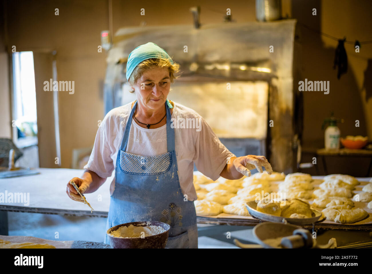 Georgian donna scala il pane per essere cotto in Kazbegi, Georgia Foto Stock