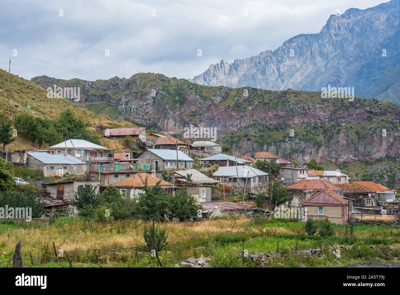 Stepantsminda village, sulla strada per Gargeti chiesa della trinità a Kazbegi Foto Stock