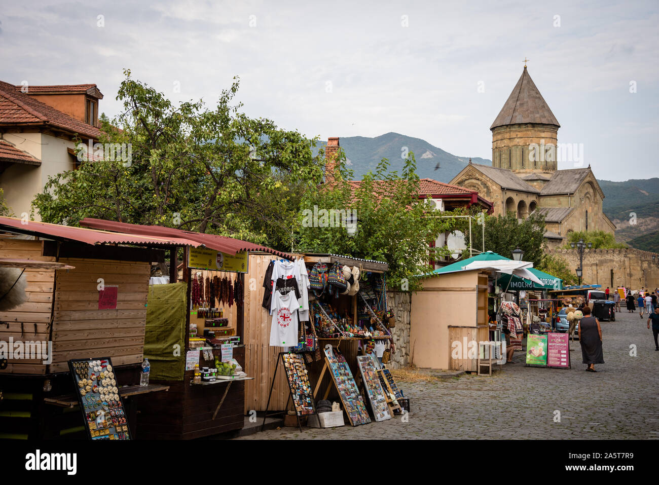 Strada del mercato di Mtskheta Georgia con la Cattedrale di Svetitskhoveli sul retro Foto Stock