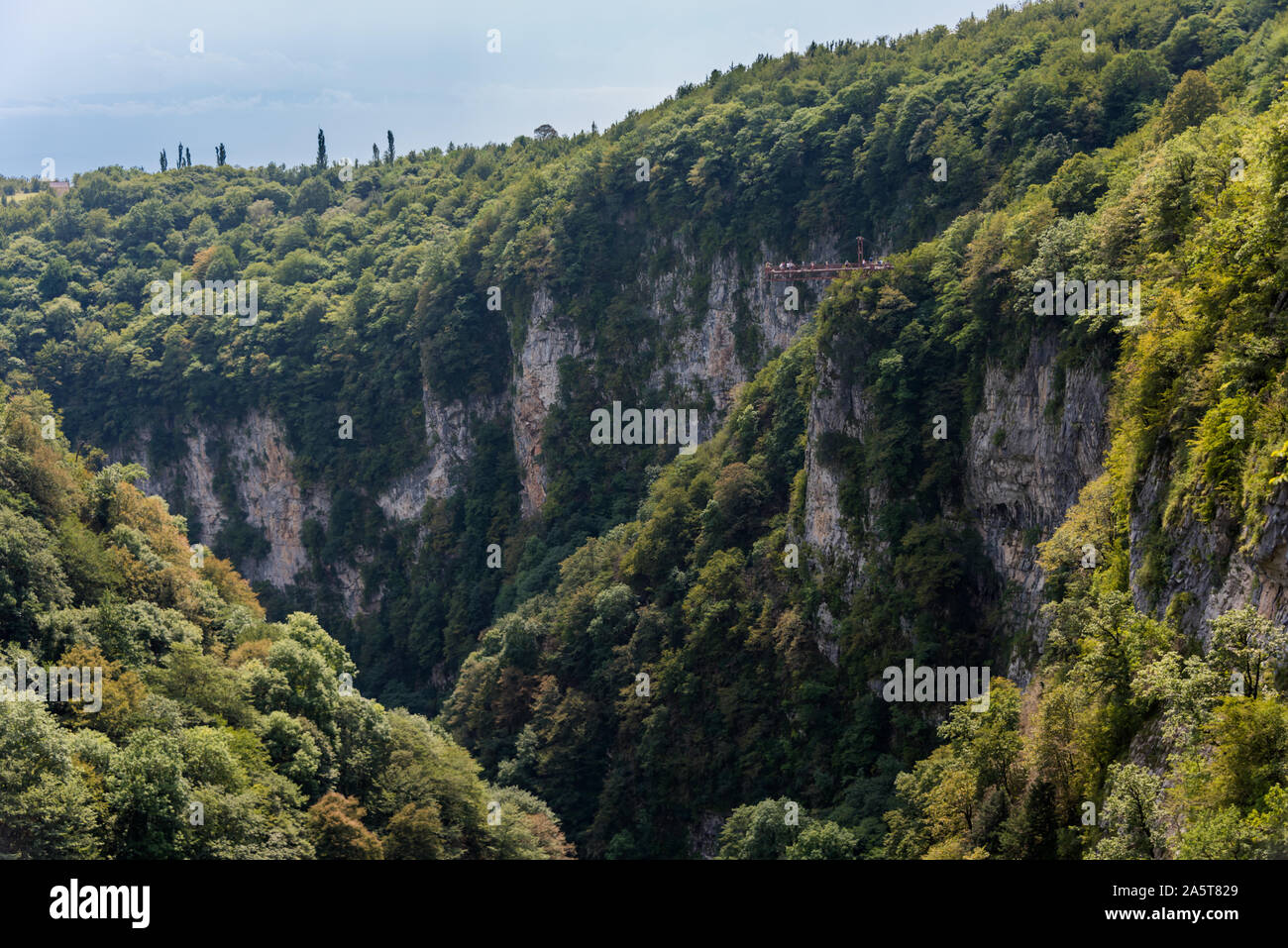Okatse canyon, pittoresco monumento naturale con una passerella e visualizzazione di piattaforma sospesa su una gola profonda, Georgia Foto Stock