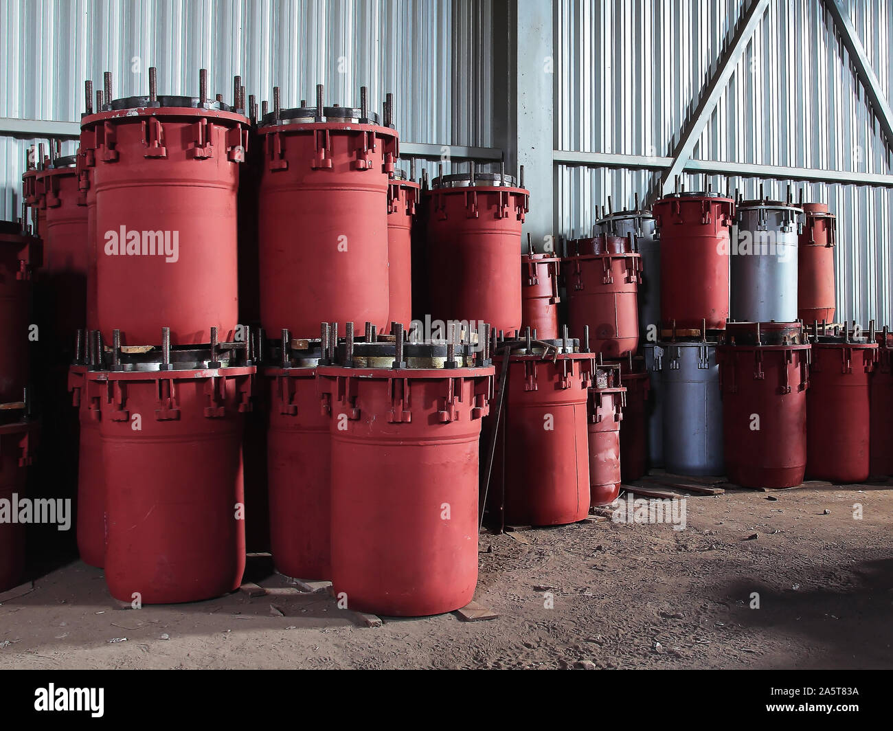 Premistoppa rosso di giunti di dilatazione per principale di riscaldamento sul pavimento di cemento. Il calore e la nozione di potenza. Foto Stock
