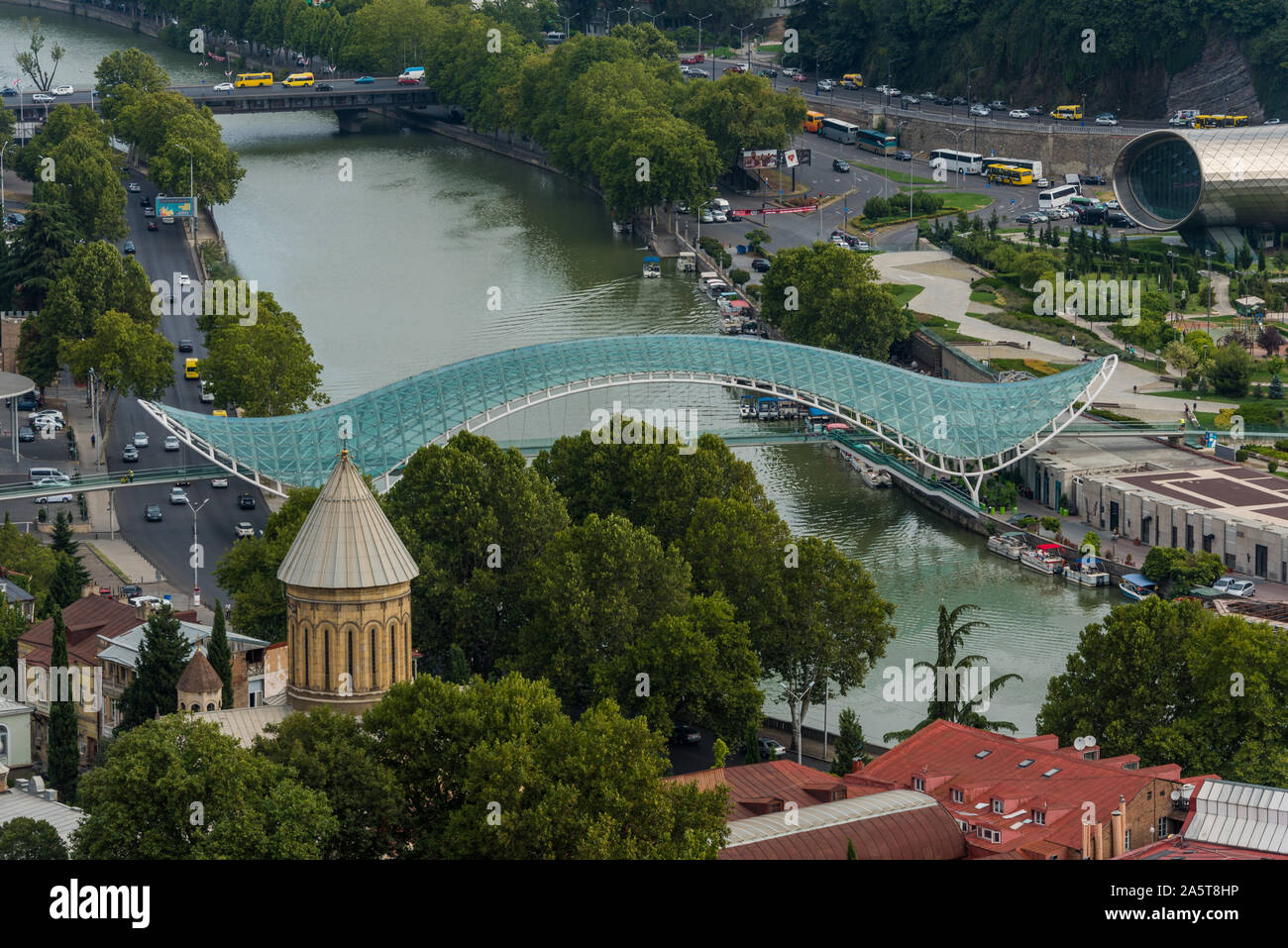 Il Ponte della Pace, Kura River, città di Tbilisi, Georgia, Medio Oriente Foto Stock