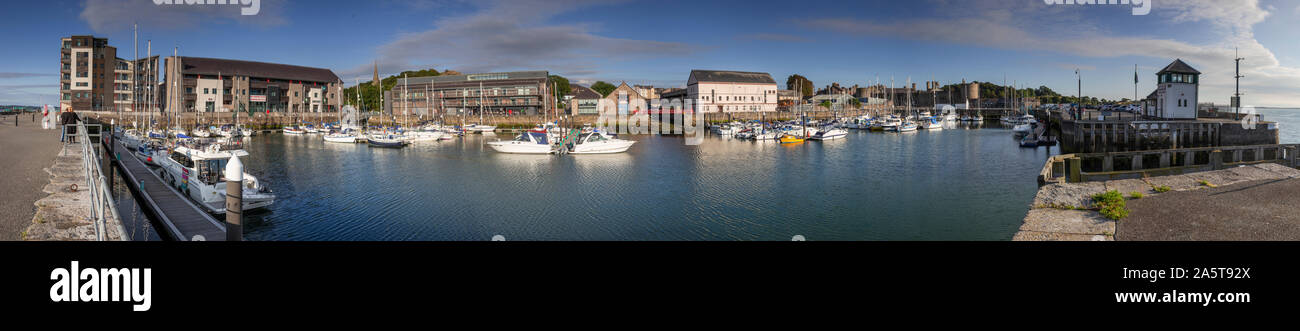 Vista panoramica di Victoria Dock, Caernarfon sulla costa settentrionale del Galles Foto Stock