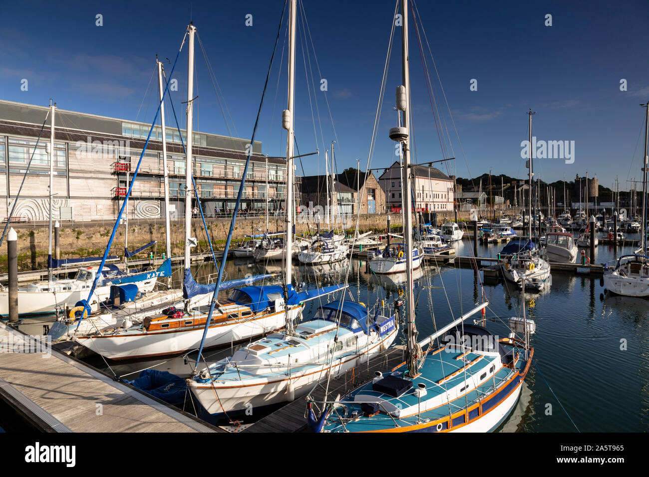 Yacht ormeggiati a Victoria Dock, Caernarfon sulla costa settentrionale del Galles Foto Stock