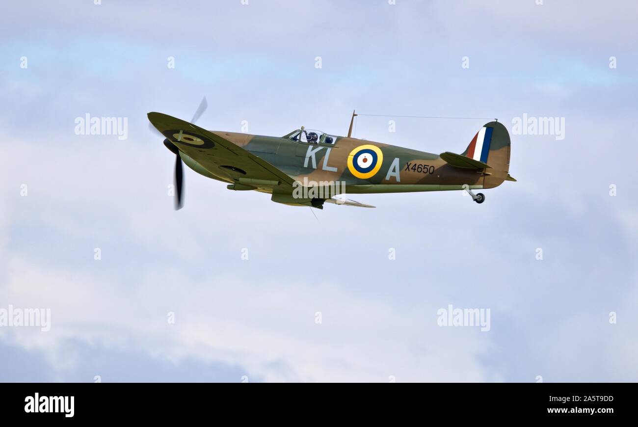 Il Supermarine Spitfire MkI (G-CGUK) airborne al Flying Legends su airshow xiv Luglio 2019 Foto Stock